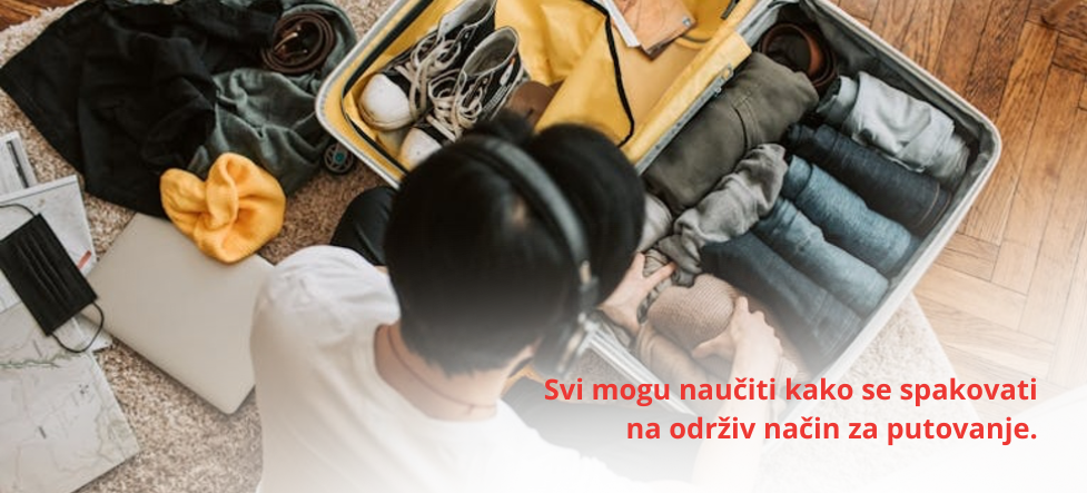 osoba se pita Kako se spakovati na održiv način za putovanje