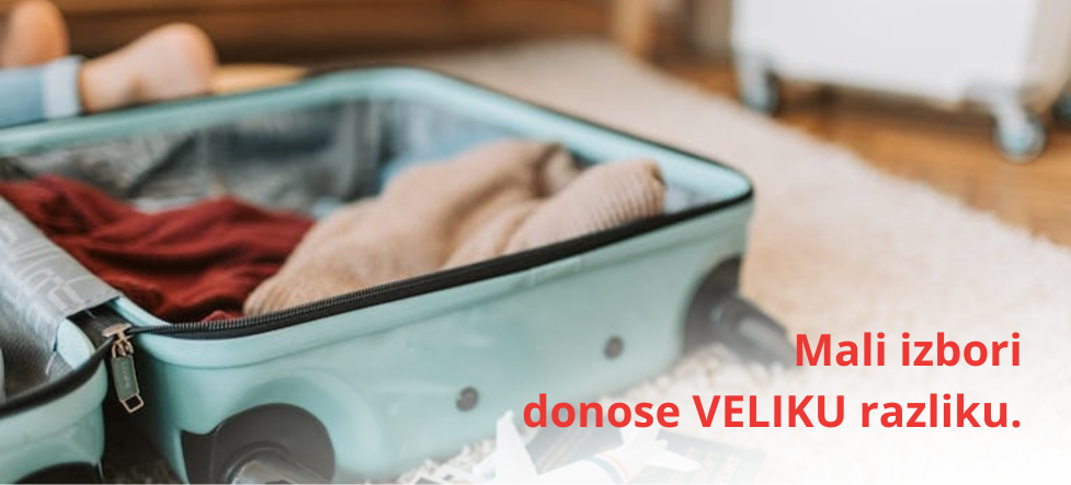 otvoren kofer sa stvarima 