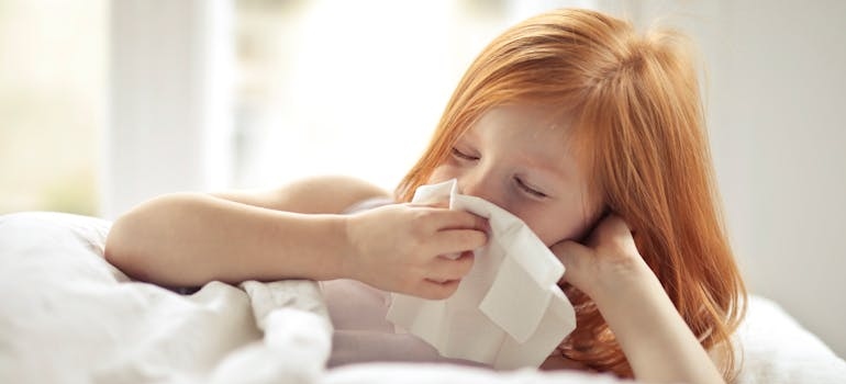 dete sa maramicom ima simptome koje izaziva alergija na ambroziju
