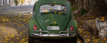 automobil prekriven jesenjim lišćem