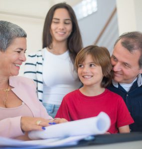 Roditelji sa decom gledaju polisu životnog osiguranja