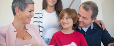 Roditelji sa decom gledaju polisu životnog osiguranja