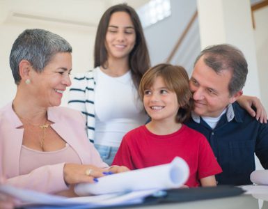Roditelji sa decom gledaju polisu životnog osiguranja