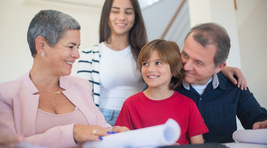 Roditelji sa decom gledaju polisu životnog osiguranja