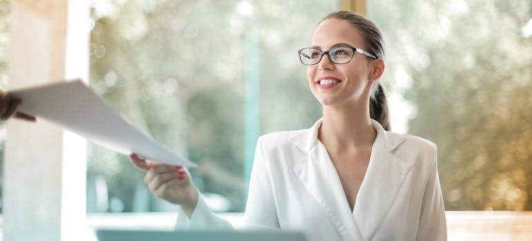 žena drži dokument -mitovi o životnom osiguranju