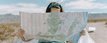 žena gleda u mapu