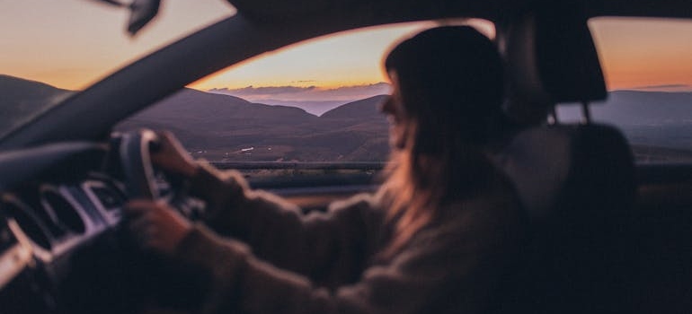 žena vozi auto nakon što je dobila zeleni karton