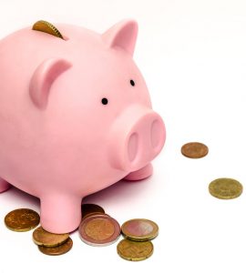 roze kasica sa novcem