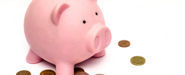 roze kasica sa novcem