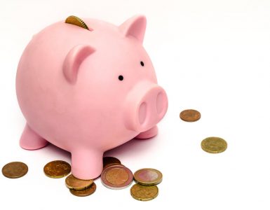 roze kasica sa novcem