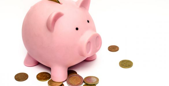 roze kasica sa novcem