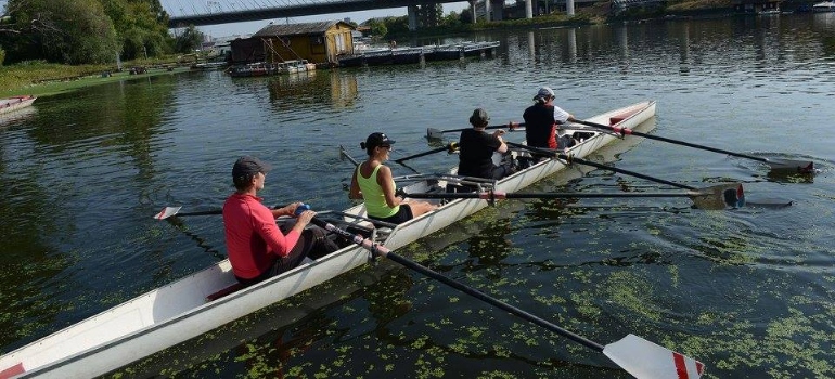 4 osobe uce veslanje