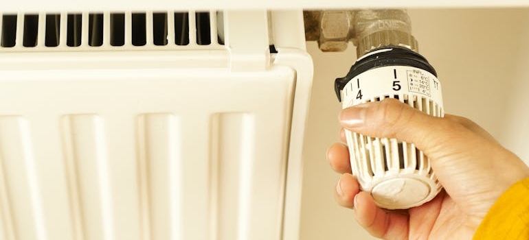 osoba drzi ventil radijatora 