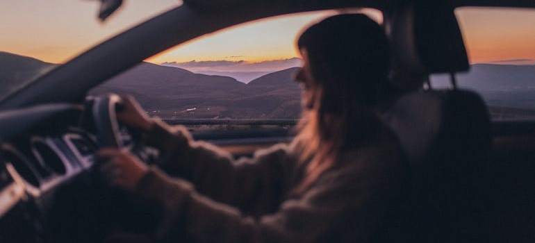 zena koja vozi automobil 