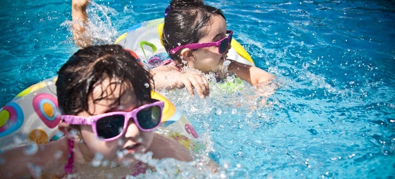 deca se kupaju u bazenu
