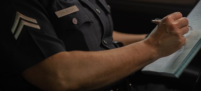 policajac pravi zapisnik
