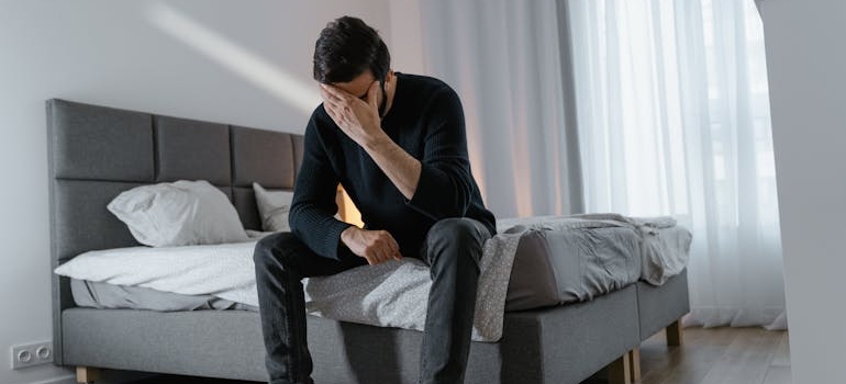 covek se drzi za glavu 