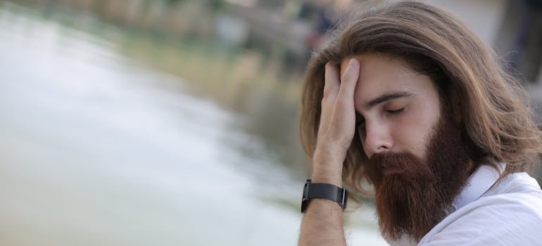  oluja u glavi čoveka koji žmuri i drži se za glavu