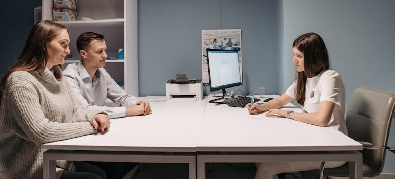  par razgovara sa doktorkom
