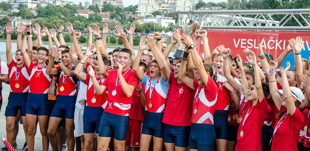 clanovi veslackog kluba crvena zvezda slave pobedu