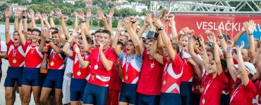clanovi veslackog kluba crvena zvezda slave pobedu