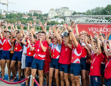 clanovi veslackog kluba crvena zvezda slave pobedu