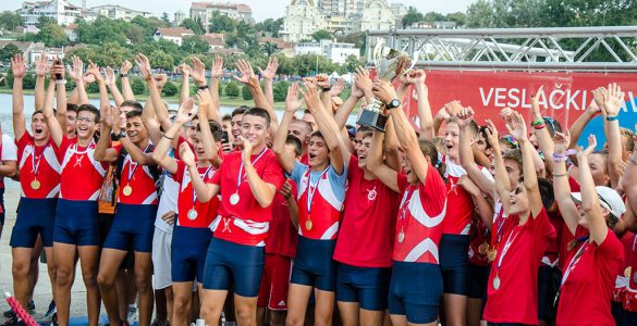 clanovi veslackog kluba crvena zvezda slave pobedu