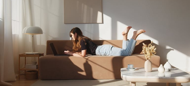 zena lezi na kaucu i pita se kako opremiti mali stan