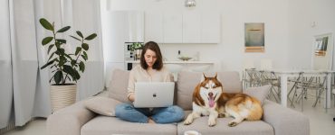 zena za kompjuterom pretrazuje kako opremiti mali stan