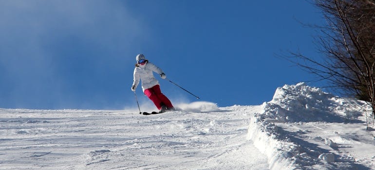 žena skija i pokusava da izbegne nezgode na skijalistu 
