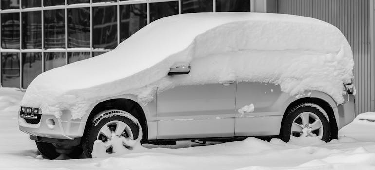 auto prekriveno snegom 