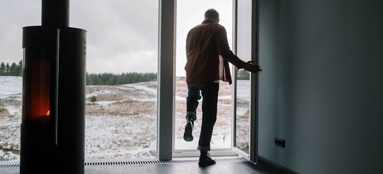 covek izlazi iz kuce