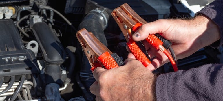 covek drzi crvena klesta 