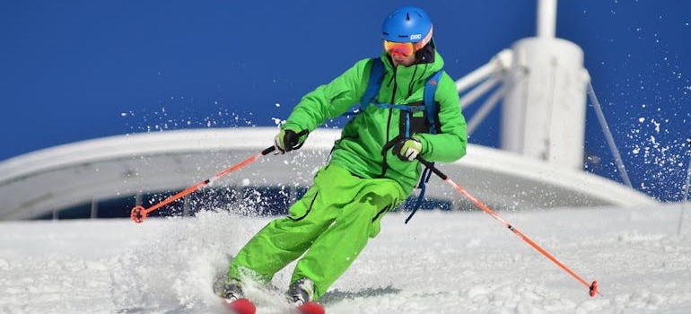 skijas u zelenom odelu