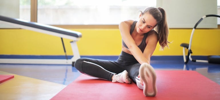 devojka se isteže i pita se koja je najbolja priprema za skijanje