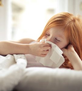 Zima i prehlade prikazane kroz dete sa zapušenim nosom