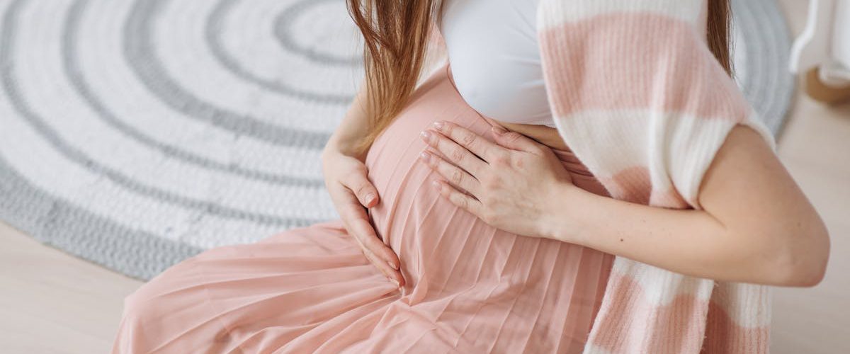 trudnica u roze haljini