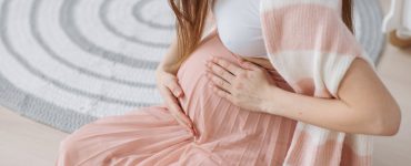 trudnica u roze haljini