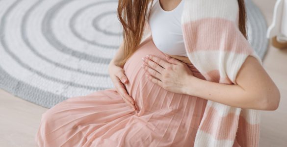 trudnica u roze haljini