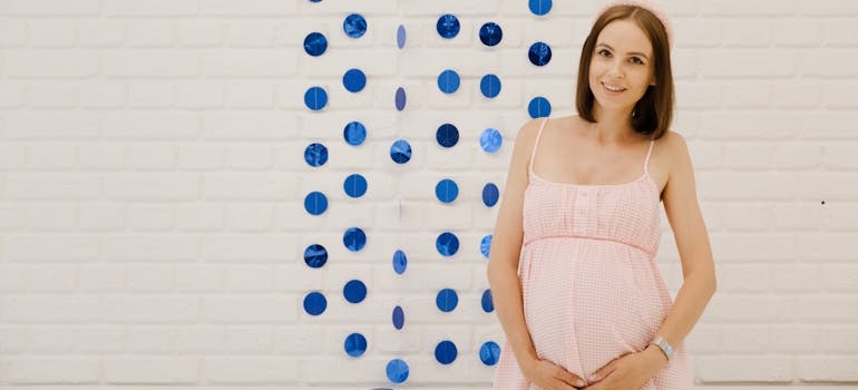 trudnica u roze haljini