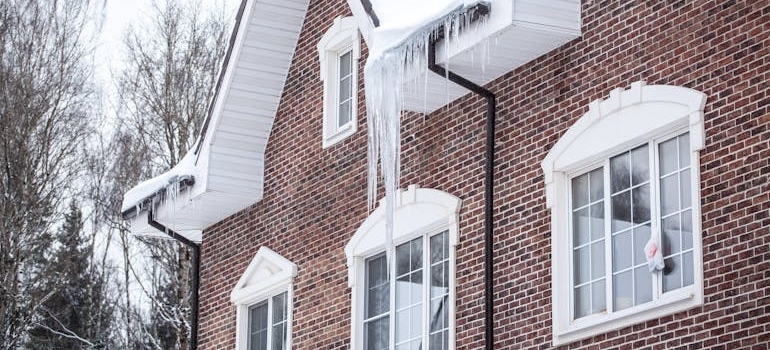 kuca okovana ledom moze prouzrokovati zamrzavanje i pucanje cevi
