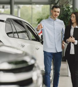 par razmatra osiguranje električnog vozila