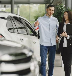 par razmatra osiguranje električnog vozila