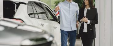 par razmatra osiguranje električnog vozila