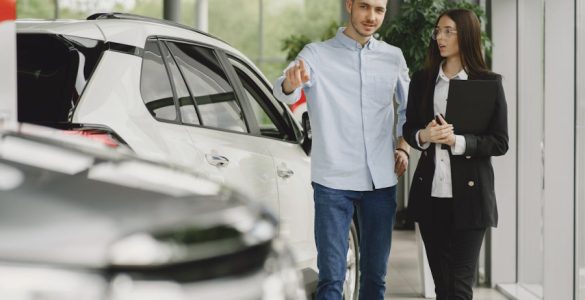 par razmatra osiguranje električnog vozila