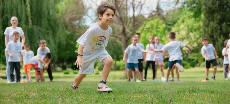 deca u parku se igraju 