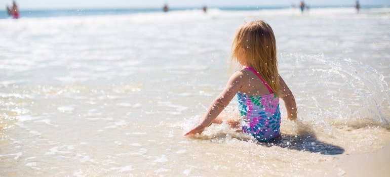 Dete na plaži tokom porodičnog letovanja