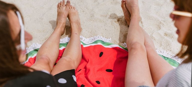 Odmaranje na plaži tokom letnjeg putovanja