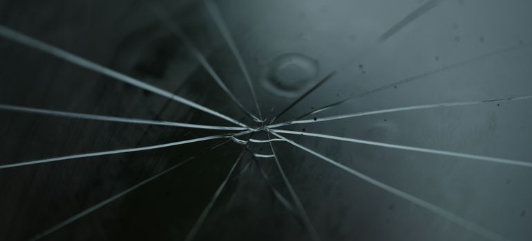 polomljeno staklo -zaštititi automobil od grada-