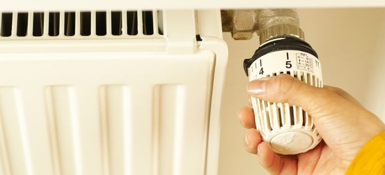 osoba namesta radijator